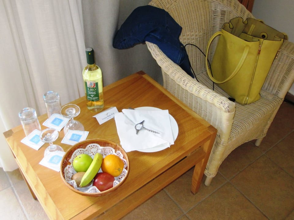 Obstkorb und Wein zur Begrüßung Phãea Cretan Malia