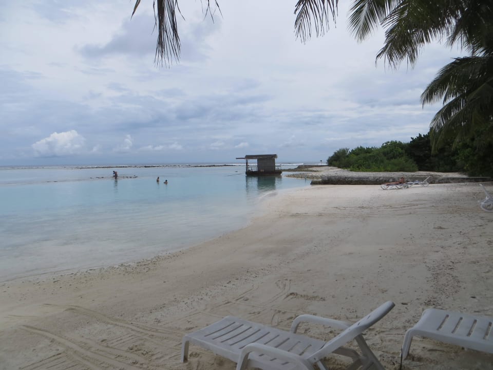 Spaziergang am Strand und den Beachvillen Adaaran Select Hudhuran Fushi - Premium All Inclusive