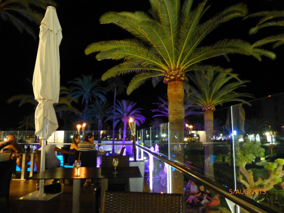 Schöne Gartenanlage bei Nacht allsun Hotel Bahia del Este