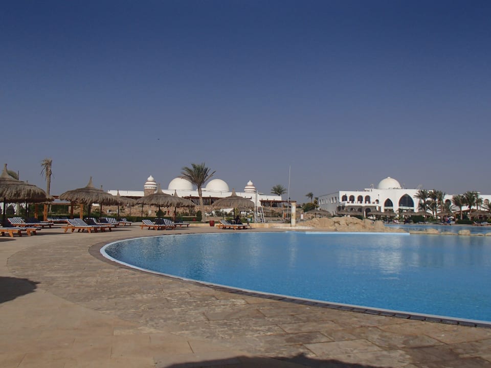Blick auf Hauptrestaurant und Haupthaus Hotel Gorgonia Beach Resort