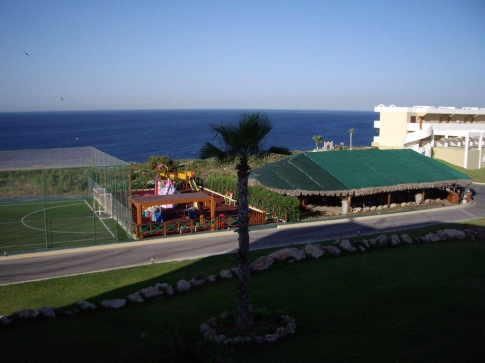 Safaribar mit Kinderspielplatz und Mehrzweckfeld Hotel Kalithea Horizon Royal