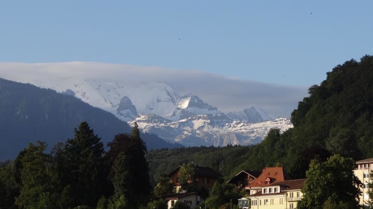 Sicht vom Balkon Richtung Berge Hotel Eden Spiez