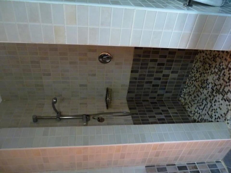 Große Dusche  Hotel Gorgonia Beach Resort