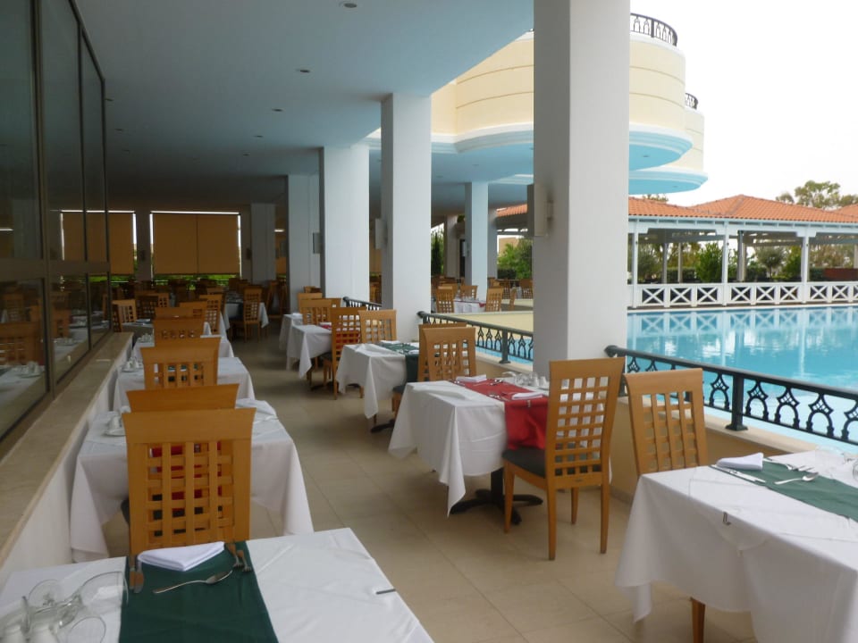 Partie terrasse ouverte au restaurant Porto Bello Royal