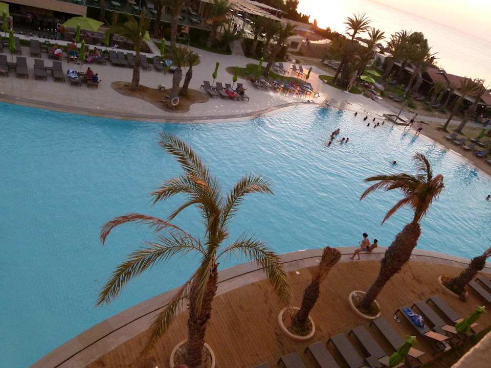 Der wunderschöne Pool von oben Hotel Rosa Beach