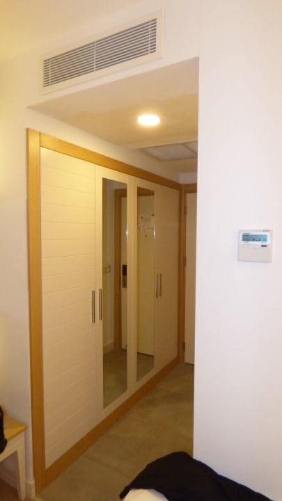 Eingang mit Wäscheschrank Glamour Resort & Spa