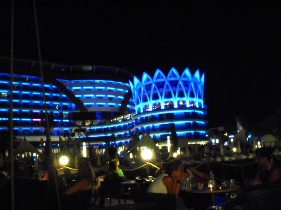 Abendliche Lichtshow Granada Luxury Okurcalar