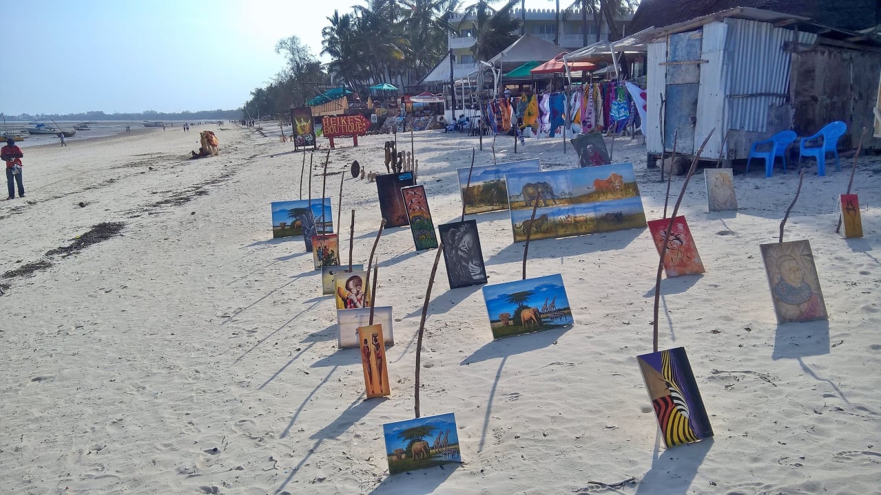 Bilderhändler am Strand Bahari Beach Hotel