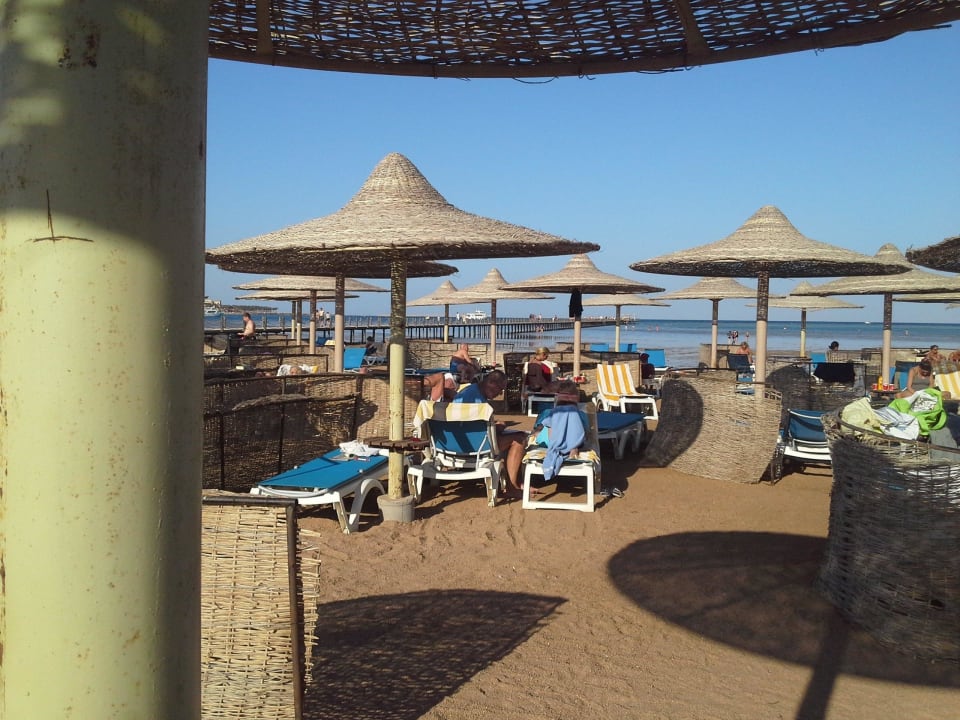 Плетенные зонтики Stella Garden Resort & Spa, Makadi Bay