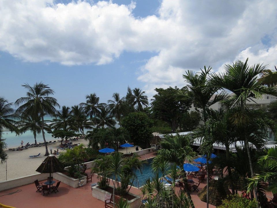 Das Pool von mein Balkon  Coconut Court Beach Hotel