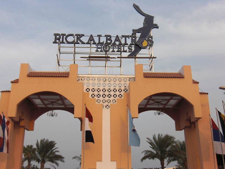 Einfahrt zur Hotelanlage Beach Albatros Resort