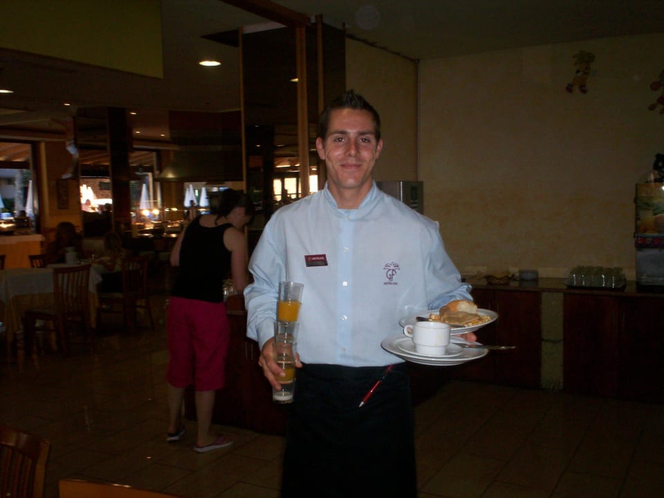 Ein sehr freundlicher Kellner GF FANABE