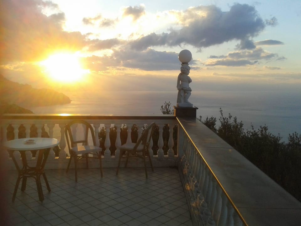 Ausblick über die Terrasse des Nachbarn Grand Hotel Sant'Orsola