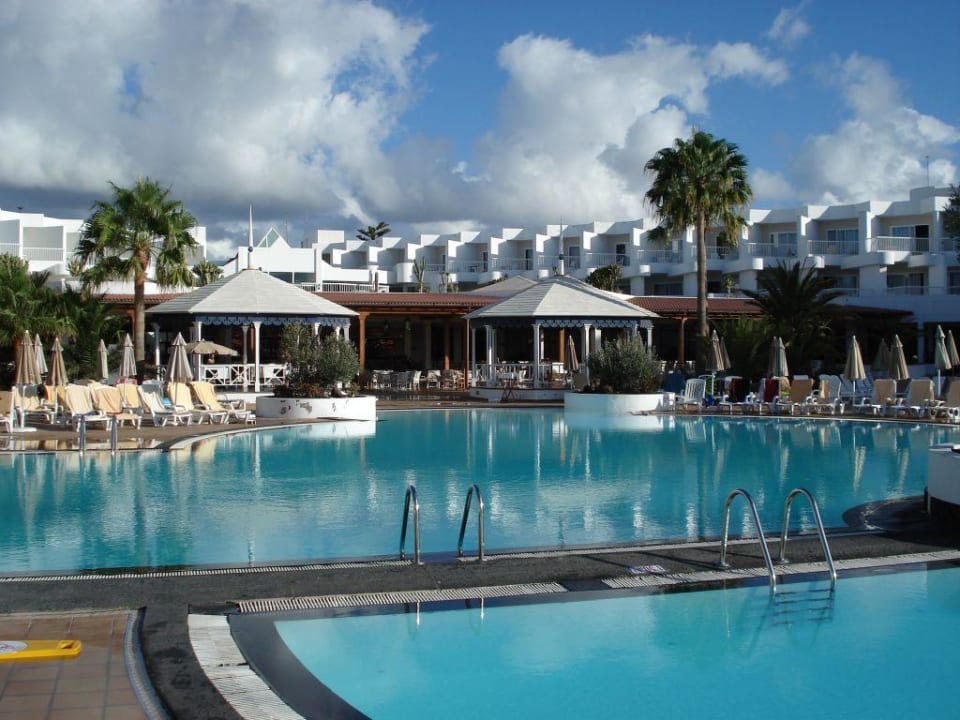 Blick auf das Rezeptionsgebäude Hotel Riu Paraiso Lanzarote