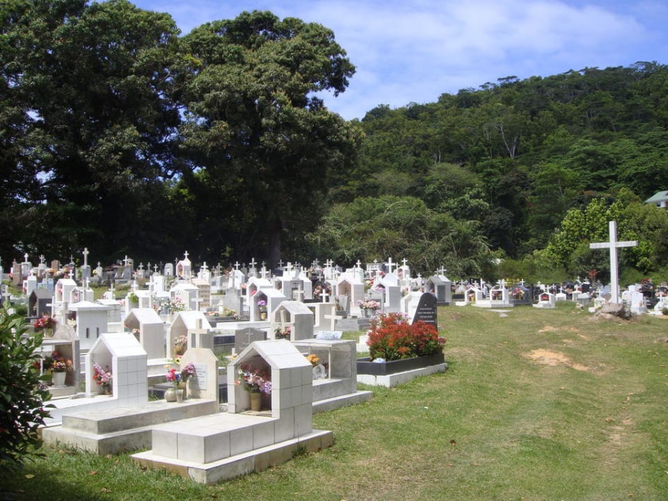 Friedhof neben der Anlage Le Domaine de l'Orangeraie