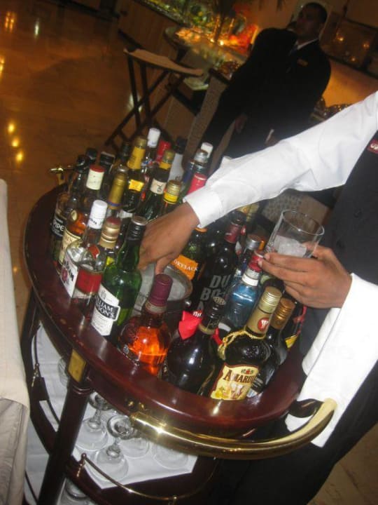 Auswahl an Alkohol im Gourmet TRS Turquesa Hotel - Adults only