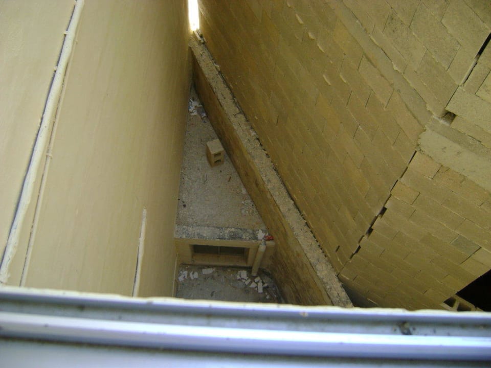 Baugrube neben dem Schlafzimmer Hotel Sliema Chalet