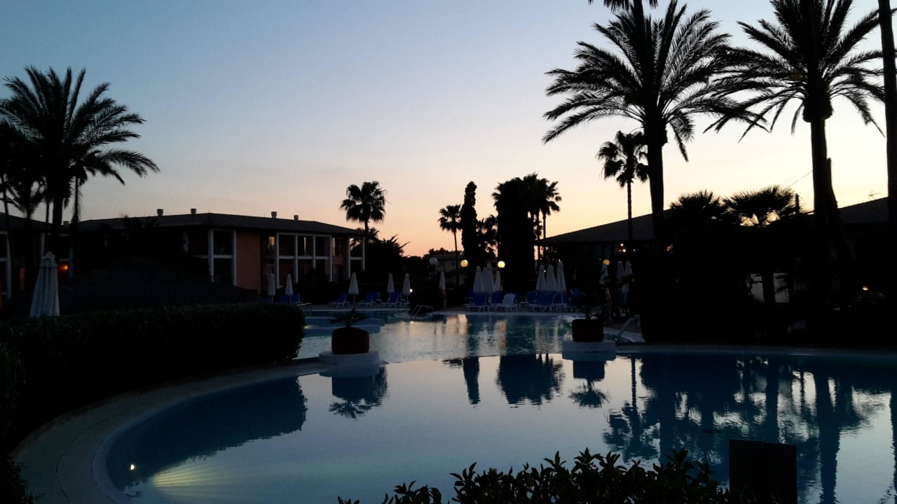 Abendstimmung am Pool Blau Colònia Sant Jordi