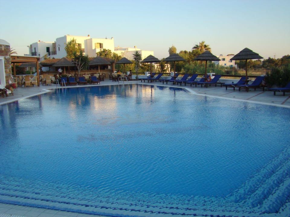 Pool, Liegeflächen Naxos Resort Beach Hotel