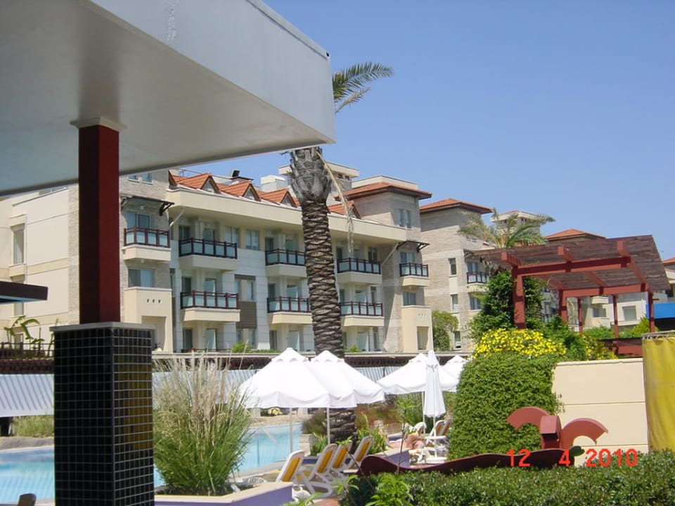 Rückansicht vom Pool auf einen Teil der Zimmer TUI BLUE Xanthe