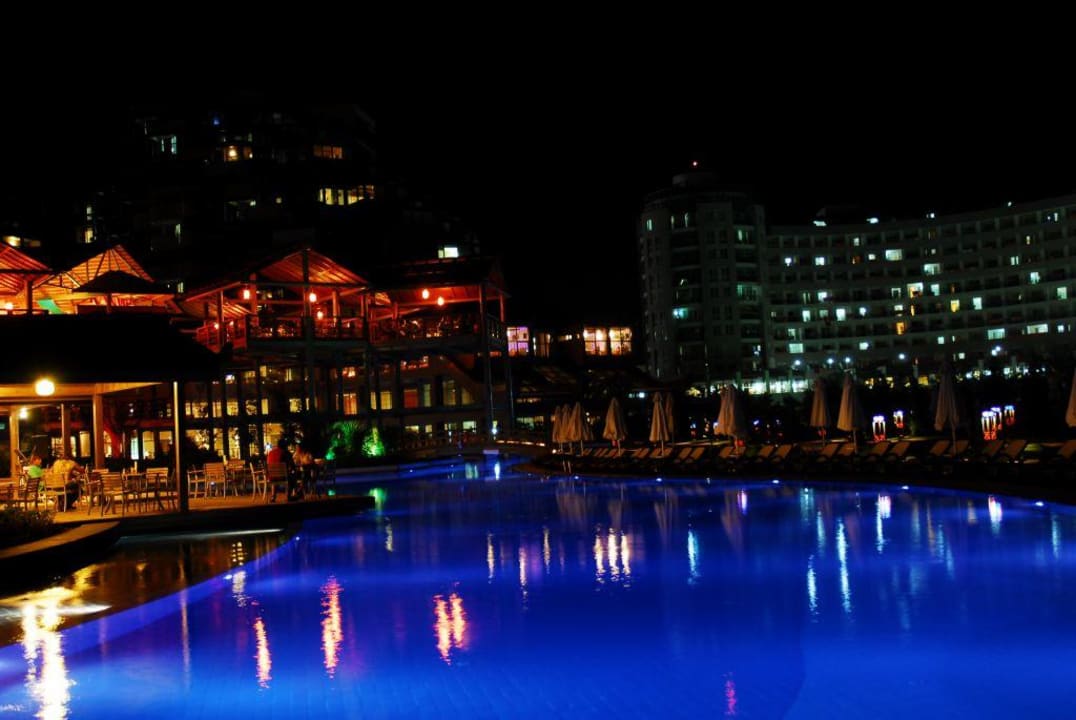 Pool bei Nacht Limak Lara Deluxe Hotel & Resort