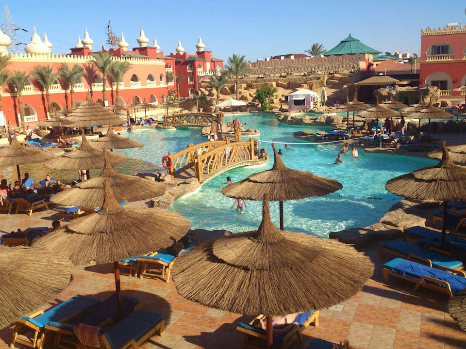 Вид на главный бассейн Pickalbatros Alf Leila Wa Leila Resort - Neverland Hurghada