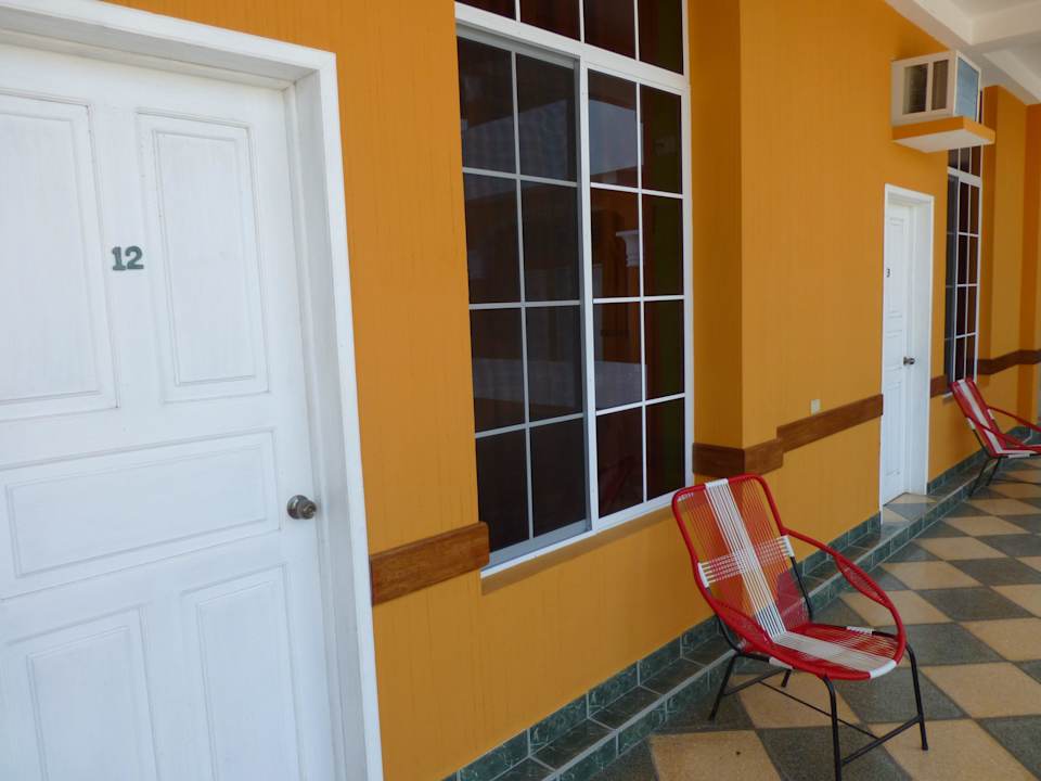 Ein Plastikstuhl vor dem Zimmer Hotel Posada Del Rio