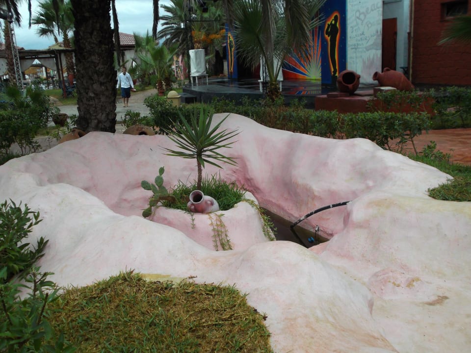 Springenbrunen ohne Wasser  Hotel Nesrine