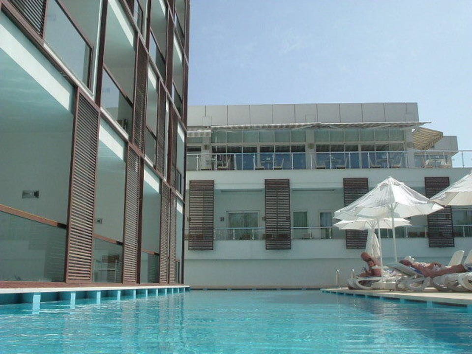 Blick die Poolbahn entlang auf das Restaurant Gold Island Selected
