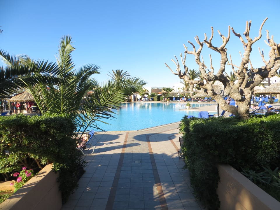 Eingang zum Pool Anissa Beach & Village