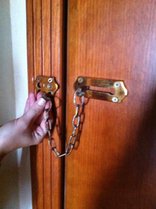 Vom Personal gewaltsam geöffnet! Malikia Resort Abu Dabbab