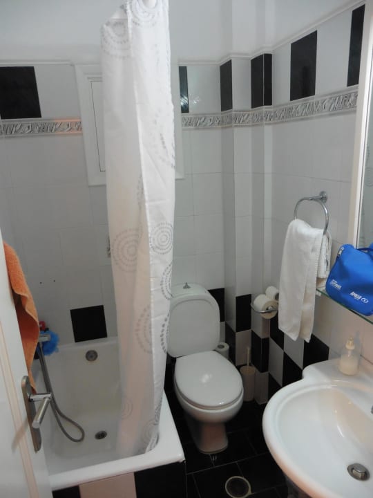 Kleines aber ansprechendes Badezimmer in Zimmer 11  Hotel Strogili