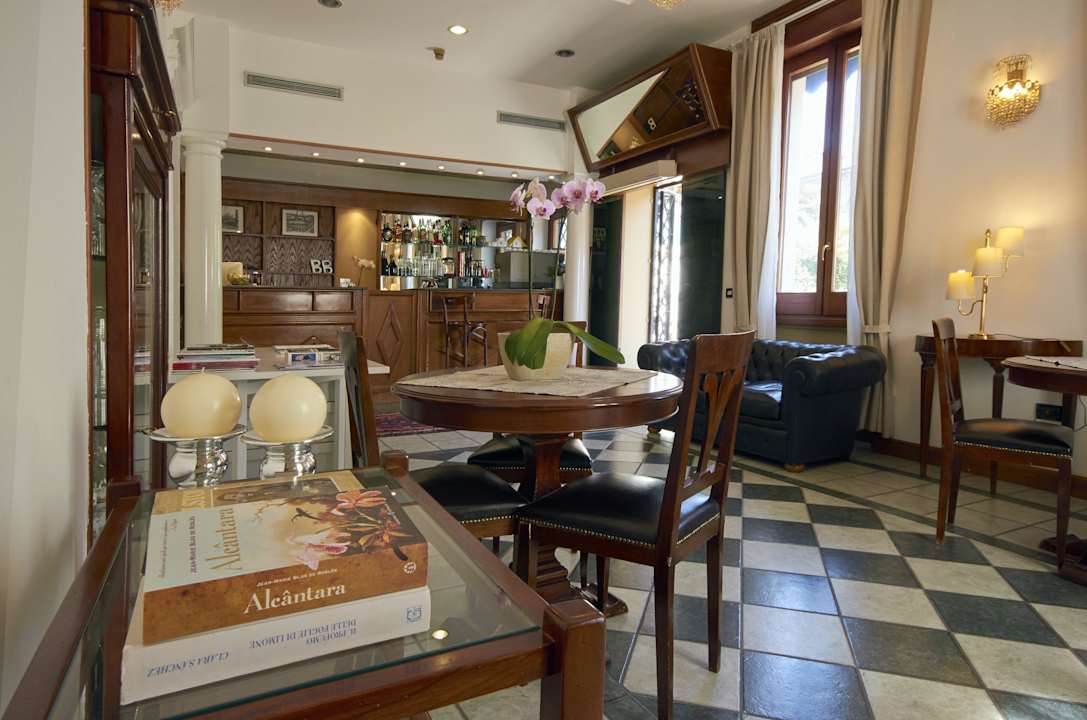 Hall & Entrata Hotel Bagliori