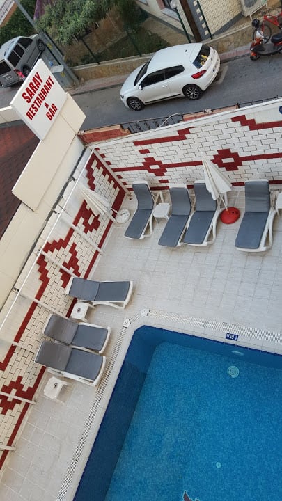 Pool des Hotels. Von der Straße mit einer Mauer getrennt Hotel Aslan City Kleopatra