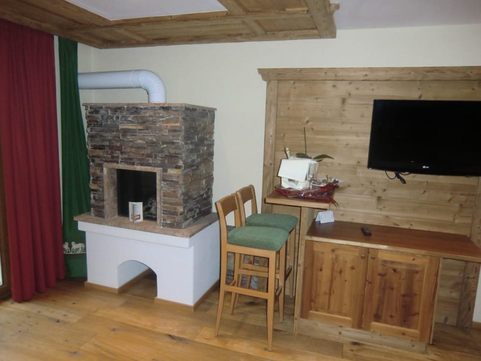 Schreibtisch, Bar mit LCD und Kamin Alphotel Tyrol
