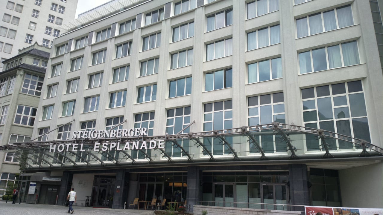 Eingang Dorint Hotel Esplanade Jena