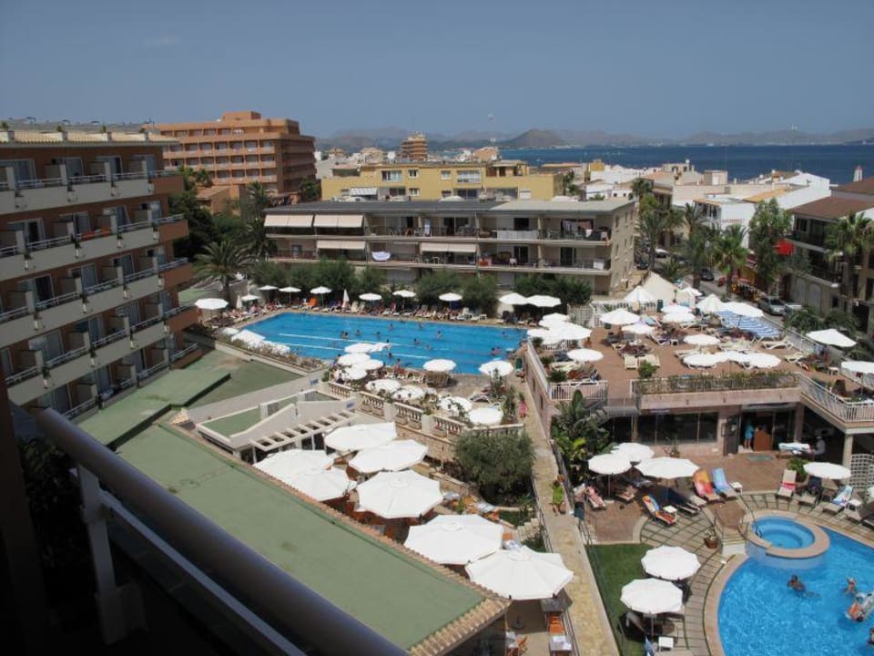 Blick auf den Poolbereich Caprice Janeiro Hotel & Spa