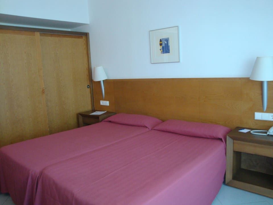 Betten im Zimmer 619 Ohtels Campo De Gibraltar