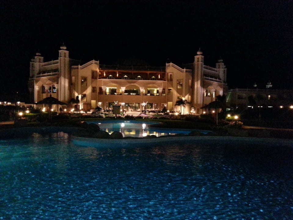 Blick vom Pool aufs Haupthaus bei Nacht Jasmine Palace Resort & Spa