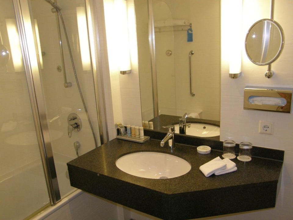 Bad vom Zimmer 370 ScanHotels City Rostock