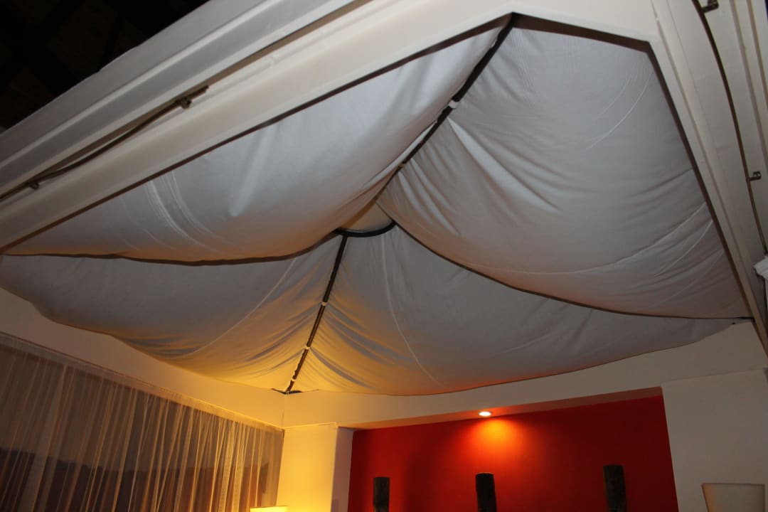 Auf dem Himmel alles voll mit Gekko-Kot Ol Tukai Lodge