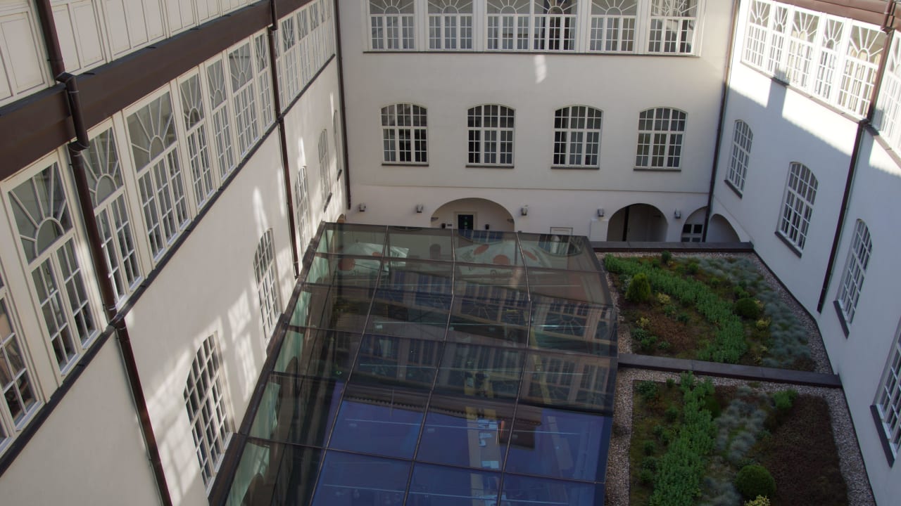 Blick vom Bereich vor der Suite in den Innehof Hotel Golden Angel