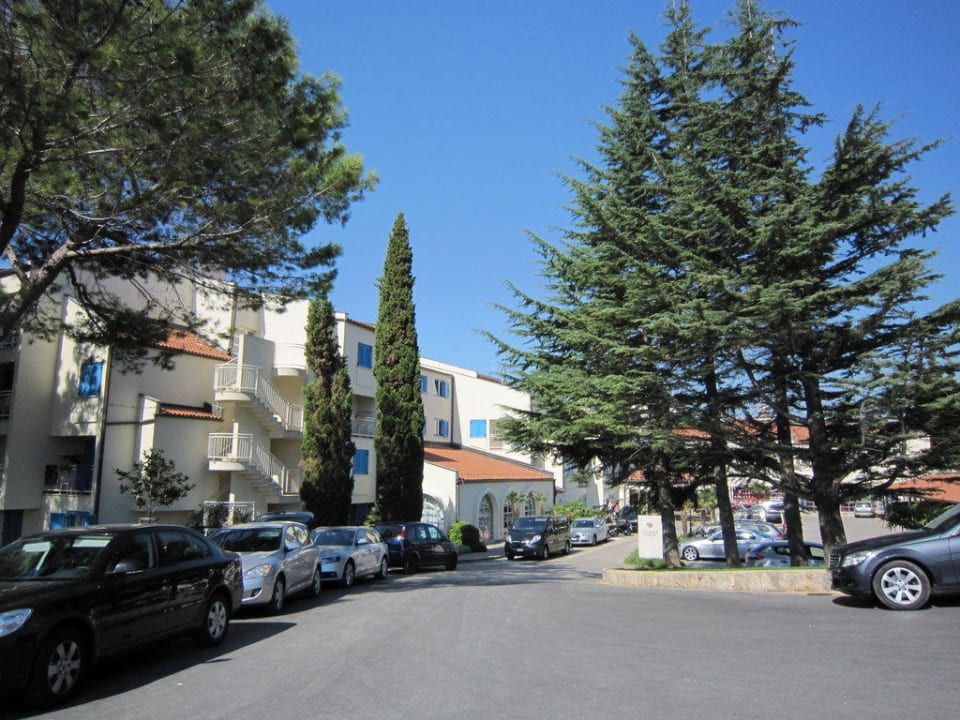 Hotel vom Parkplatz kommend Sunny Krk by Valamar