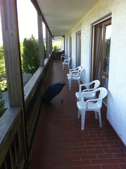 Blick die Balkonreihe entlang Hotel Christiane