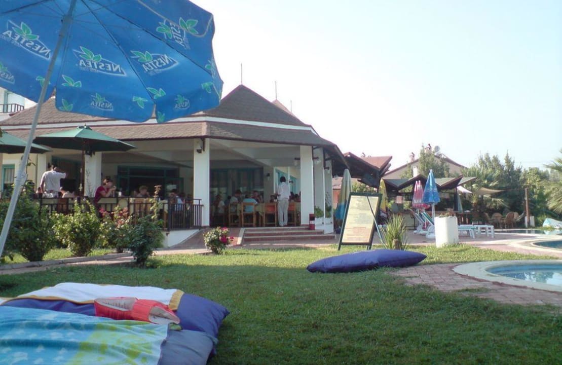 Blick auf den Essensbereich Hotel Rebin Beach