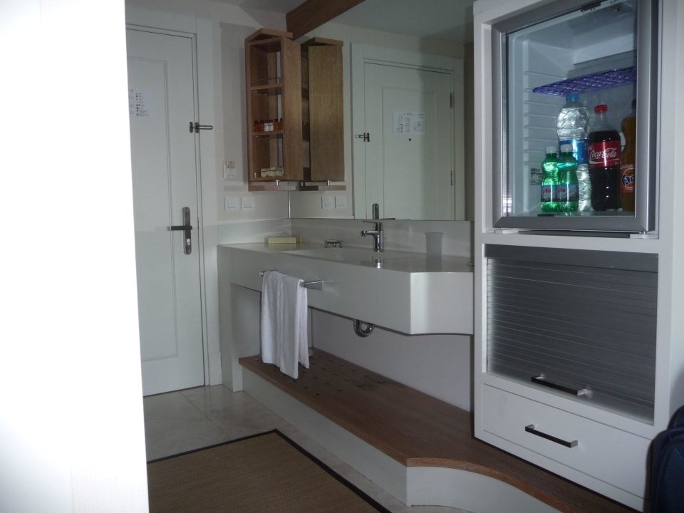 Zimmereingang und Minibar Sentido Trendy Verbena Beach