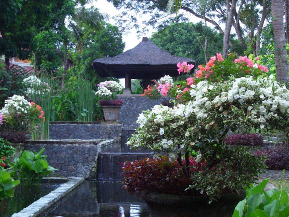 Garten vor dem Hotel InterContinental Bali Resort