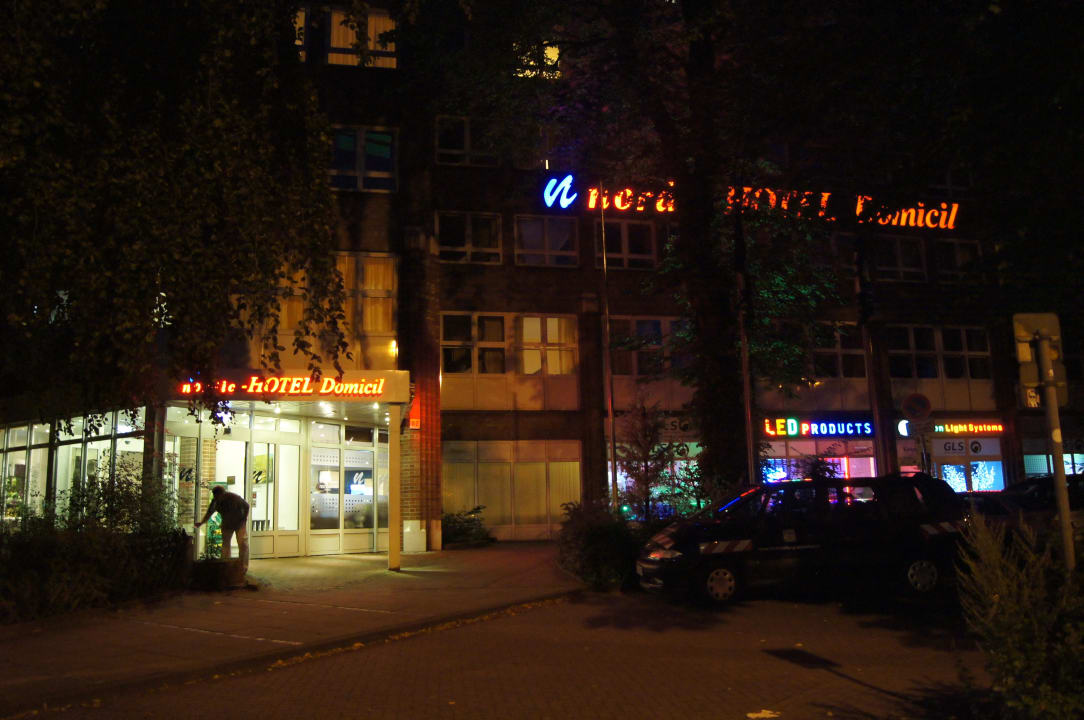 Sicht auf das Hotel nachts von der Straße aus Hotel Domicil Hamburg by Golden Tulip