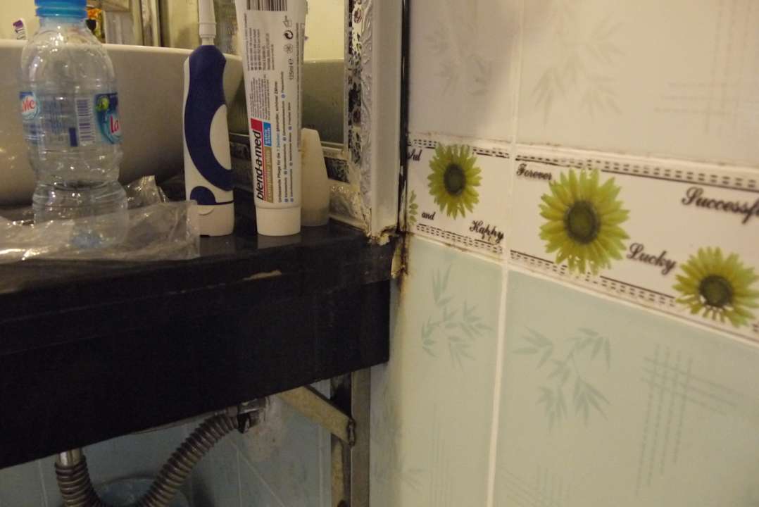 Cramp and dirty bathroom Hotel Thaison Palace