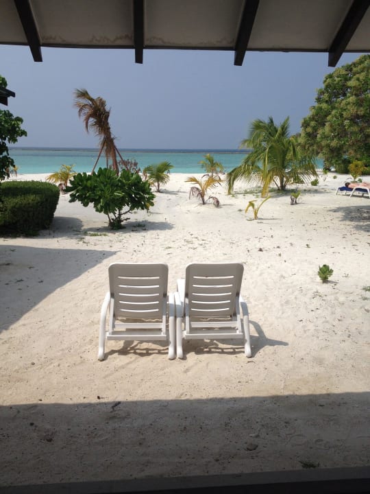 Aussicht von Veranda (Room 174) zum Strand Adaaran Select Meedhupparu Island Resort - Premium All Inclusive